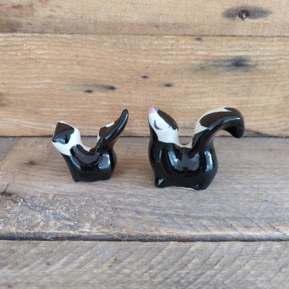 Vintage 1950s Mommy Skunk and Baby Salt and Pepper Shakers By Hagen Renaker - Picture 6 of 11